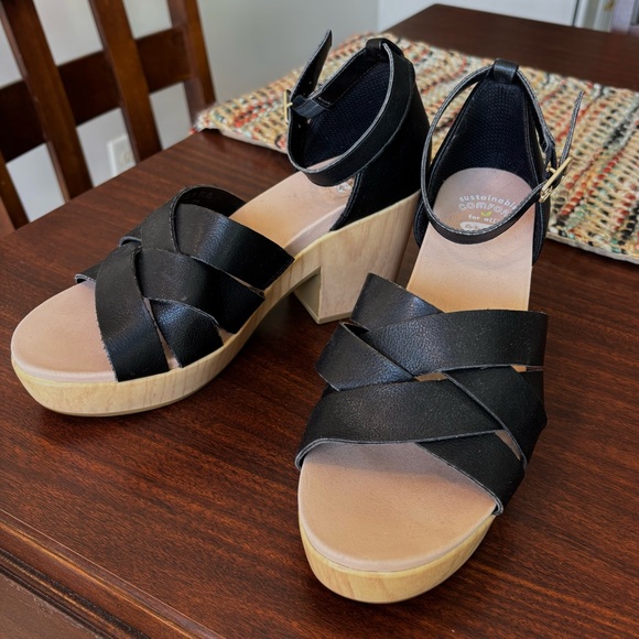 Dr. Scholl's Black and Tan Wedges - Picture 1 of 1